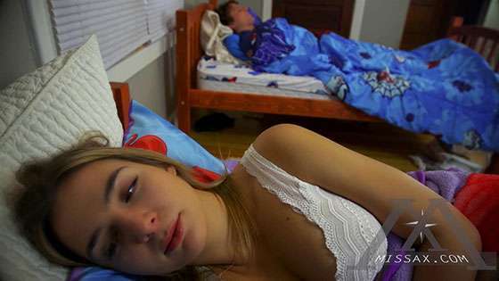 Misafirliğe gelen dul kaynanasına götten sert sikiş yaptı
