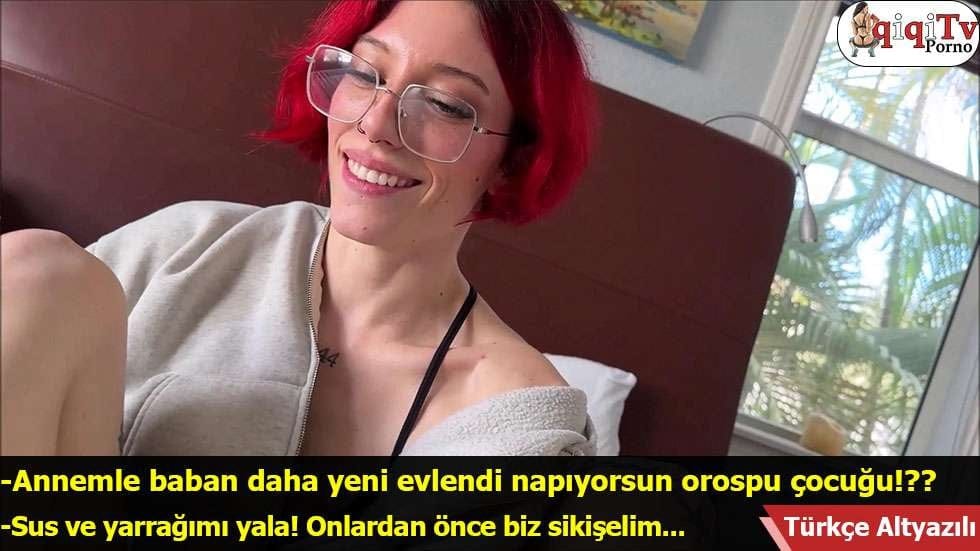 Kitaplığı ve duvarı oydum Annemi giyinirken dikizledim